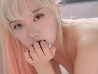 Dami(퀸다미)的短裙全套：这跟我小时候用床单当披风的气质好像有点像啊！