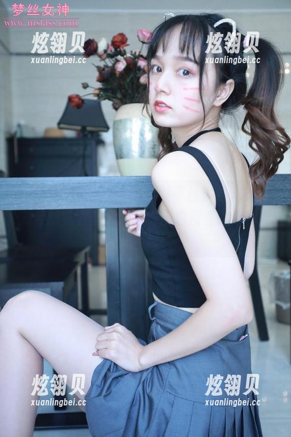 MSLASS梦丝女神 - 禁不住多看几眼，刘佳的笔直丝袜腿写真图包简直就是视觉享受！
