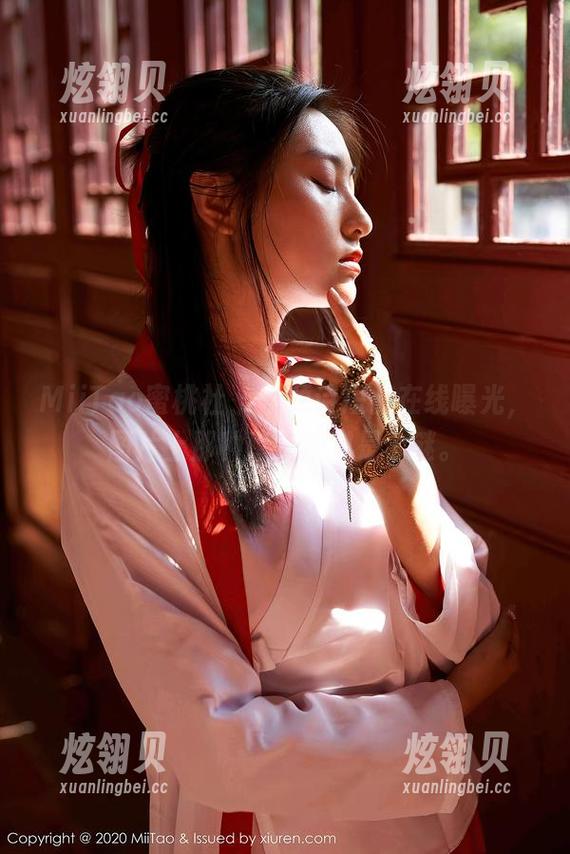 MiiTao蜜桃社 - 李颖诗短裤在线曝光，图片上那种感觉绝对是个谜。