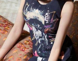 TouTiao头条女神 – 更新！梦心玥绿肚兜图集，这个搭配实在是让人不知该怎么评论。
