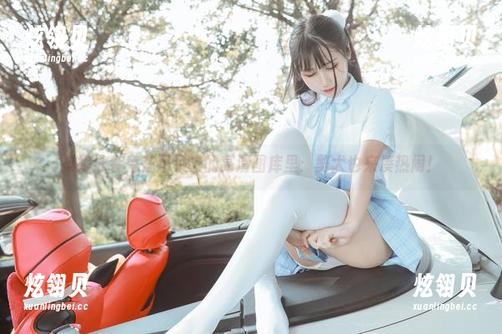 抖娘泳装秀在不呆猫的高清图库里：獒犬也来凑热闹！