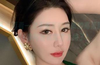 微密圈 – 再看一次不爱笑的赛琳的高清图片，西服+渔网丝袜简直太绝了！