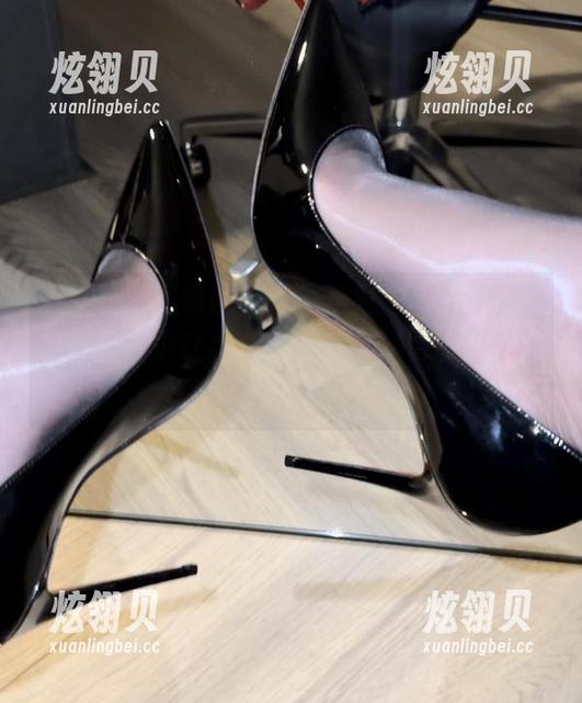 微密圈 - 怼镜的保守的二舅妈全套图集，光影交错中让我想到了很多，也许是多愁善感？
