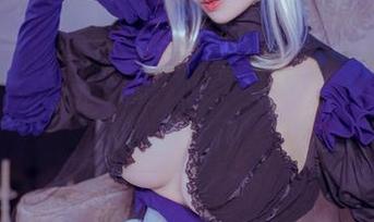 凉凉子rioko在线泳池写真：透过水面看人生，泳池里的游弋思绪。