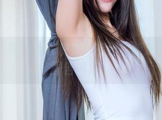 头条女神 – 谁说皮衣不能甜？松果儿的美图告诉你！