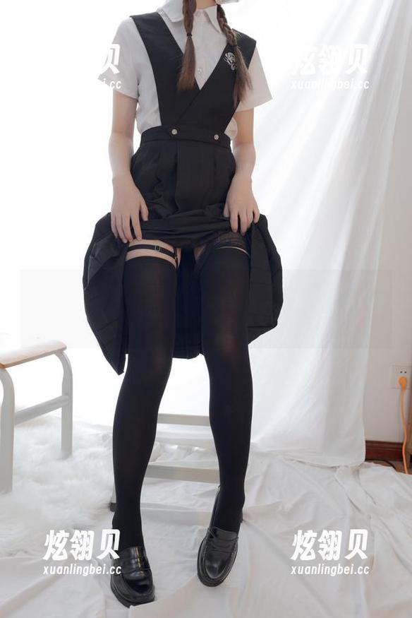 少女秩序 - 睡衣套图：小满的慵懒之美，一切都显得那么随意又迷人。
