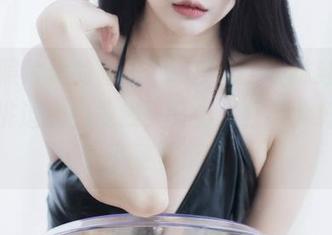 高清照片里的普美(bomi)，一抹红色仿佛在挑逗我的视线，背影（红版）好像在说更多话。