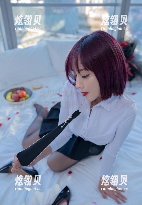 微密圈 - 果儿Victoria妹妹的定制，这些图片在你脑海里滋养出无数幻想与冲动。