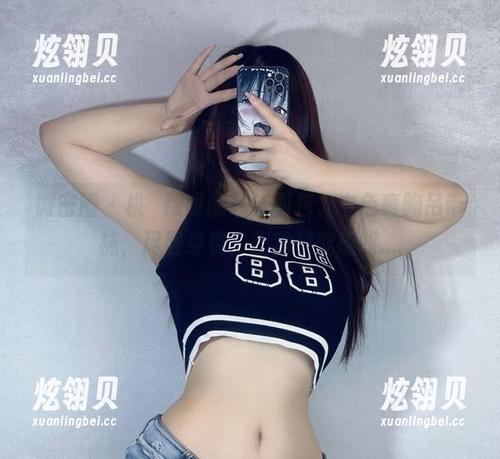微密圈 - 桃沢樱呀的最新图包，白色裹胸吊带袜，尽显身姿，但我只能感叹....