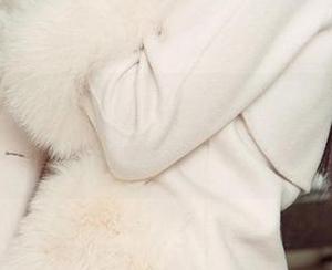 爱尤物 – 图片里的柳嫣嫣，穿着护士服，是在给心灵做手术吗？