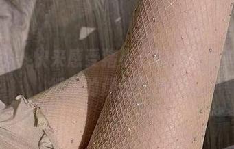 微密圈 – 快来感受猪小七的丝袜写真，壁纸界的颜值担当！