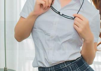 秀人网 – 允尔的白裙写真，分享个啥？只想倒敞开聊一下她的气质！