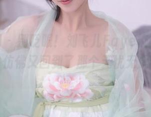 秀人网 – 别眨眼！刘飞儿Faye校园写真更新，仿佛又回到了那个无忧无虑的时光。