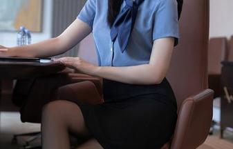 秀人网 – 精选图包：绮里嘉Ula在教室的微妙瞬间，尴尬又可爱