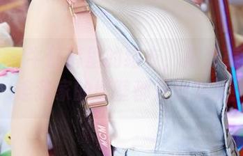 蜜桃社 – 牛仔裤里的结衣，高清美图一出，连我家的墙壁都开始想穿！