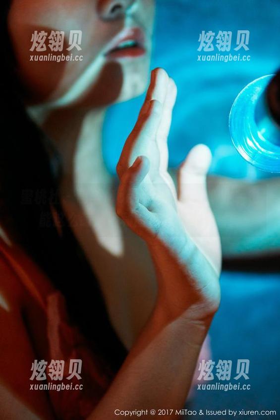 蜜桃社 - 萌美Moemi告诉你，职业装也能这么萌：福利图包一起来看看！