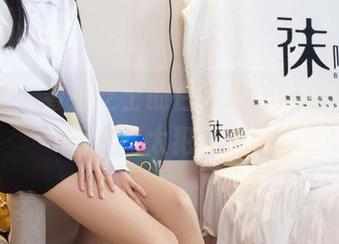 袜啵啵 – 看看芝士的白色吊带船袜，这原图真是太犯规了！