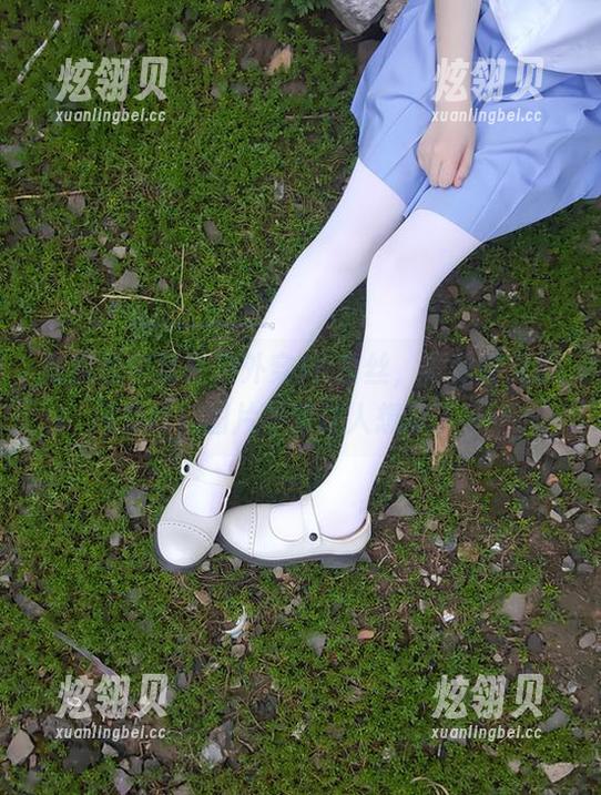 西尔酱 私房西尔酱在户外穿JK白丝,真是春天的风景线!图片不禁让人想多了……