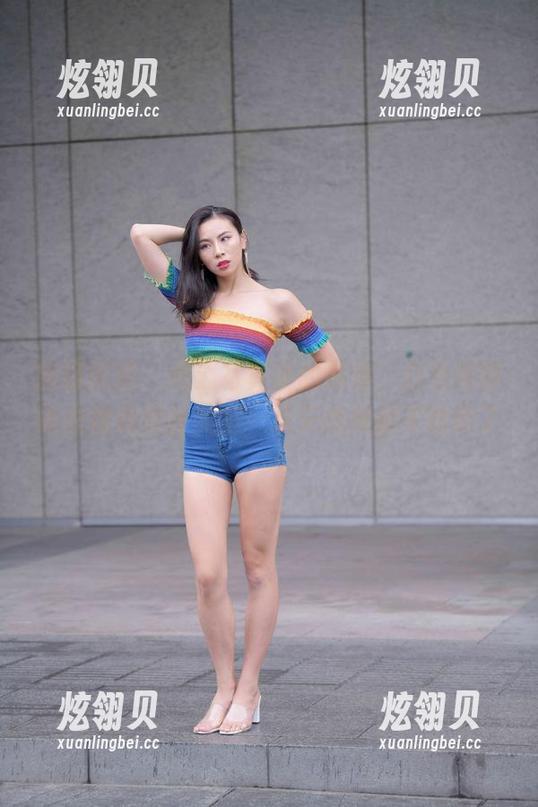 魔镜街拍 - 高清写真里的婷婷，白色吊带连衣裙和黑丝美腿，夏天的风都不敢吹了