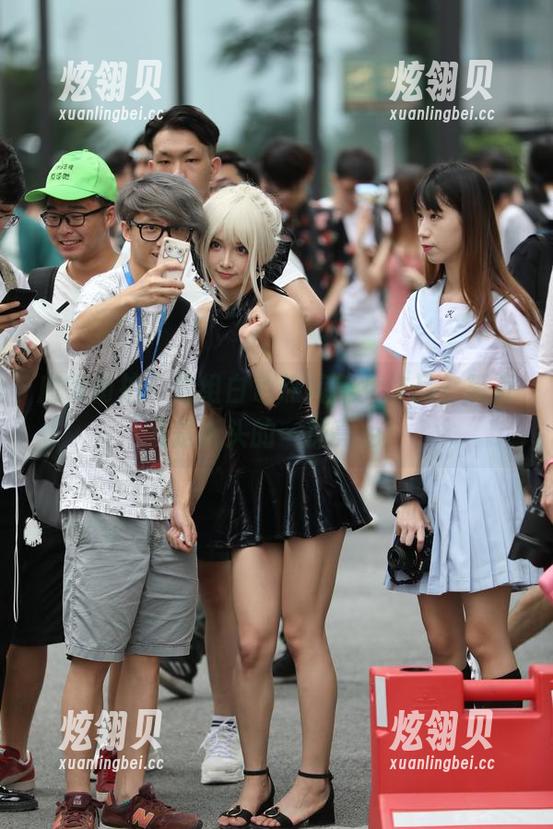 魔镜街拍：这组白色热裤美女作品，简直就是街头的一抹亮色！